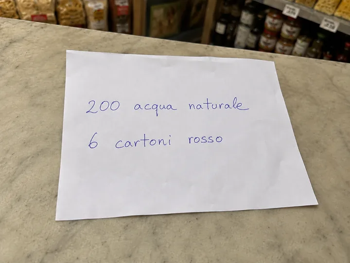 Ordine fotografato con 200 acque naturali e 6 cartoni di vino rosso